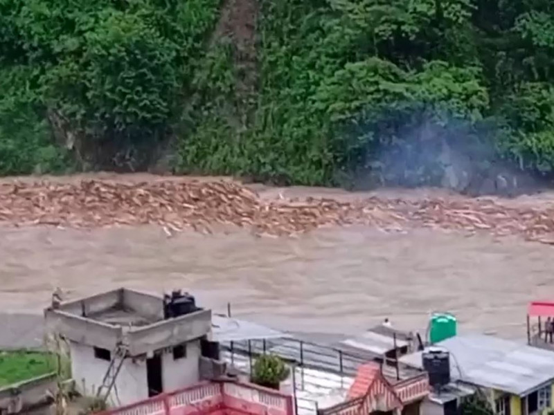मेलम्चीमा बाढी, हेलम्बु जाने सडक क्षतविक्षत