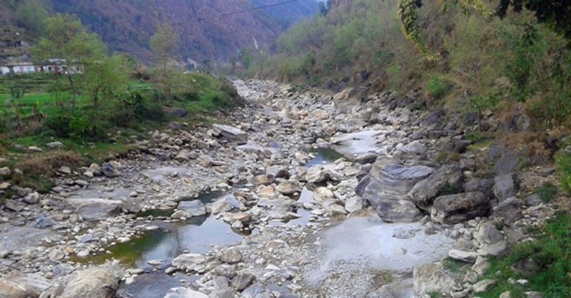 जलविद्युत आयोजनाको मनोमानी, मापदण्डअनुसार पानी नछाड्दा सुक्यो मोदीखोला