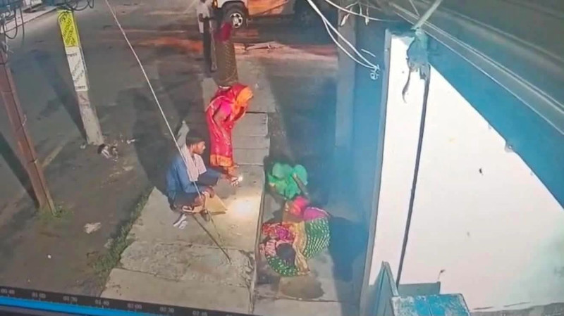 जब ३२ सय तिर्न नसक्दा अस्पतालबाट निकालिएकी बबिताले गेटबाहिर छोरा जन्माइन्