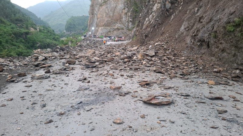 तुइनखोलामा पहिरो, मुग्लिन–नारायणगढ सडक अवरुद्ध