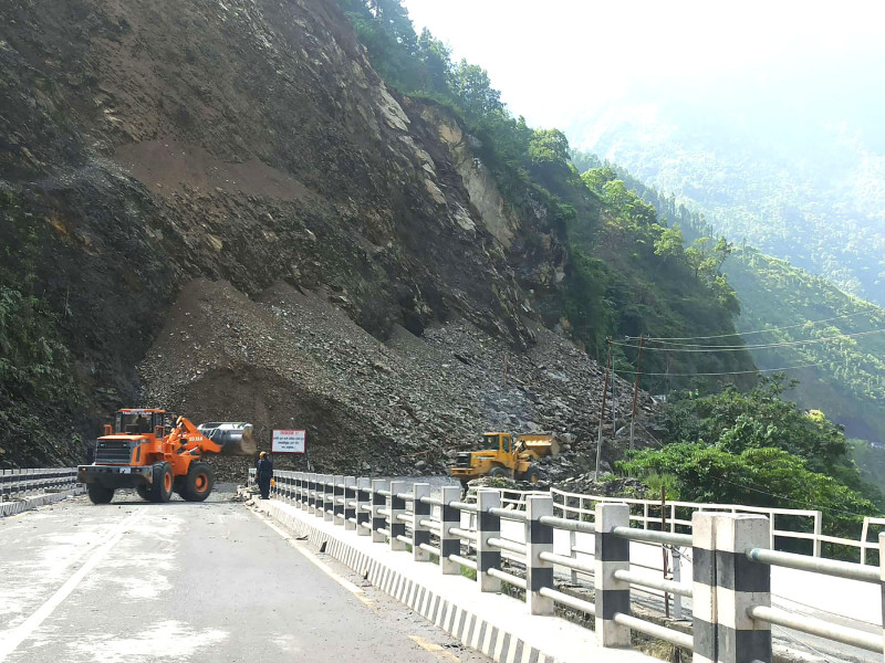 तुइनखोलामा पहिरो, मुग्लिन–नारायणगढ सडकखण्ड पूर्णरुपमा अवरुद्ध