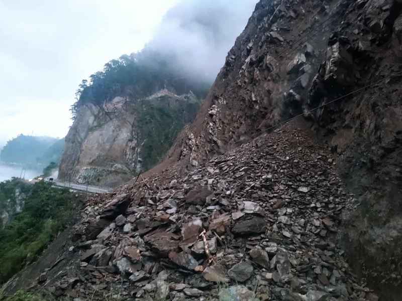 नारायणगढ–मुग्लिन सडक : तुइनखोलमा पहिरो
