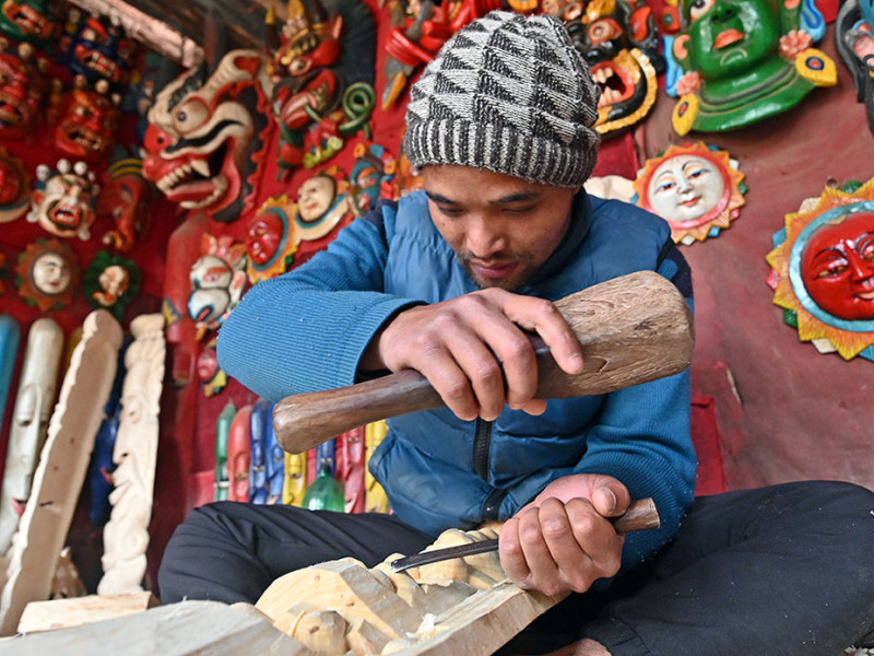 मूर्तिले पालिएको मान्छे : बुद्ध लामाको काष्ठकला