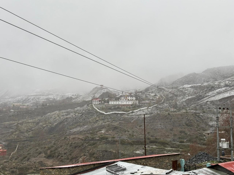 बर्खा लाग्यो, तर हिउँ पर्न छोडेन