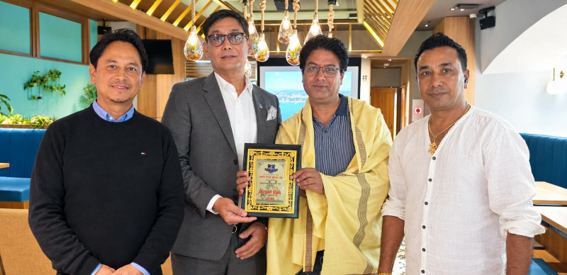 एन्फा जापानका संरक्षक रोबिन शेरचनले गरे लेखक अर्याललाई सम्मान