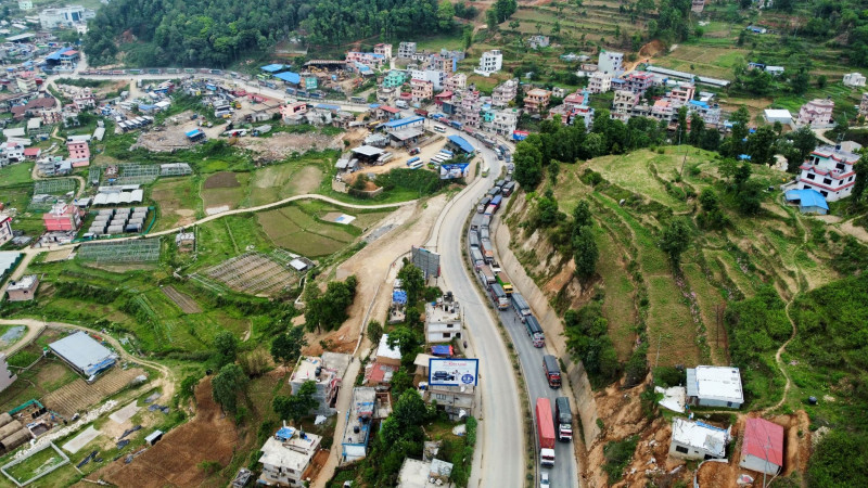 साढे ४ घण्टापछि बाटो खुल्दा काठमाडौं भित्रिने र बाहिरिने गाडीहरूको लर्को (फोटो फिचर)