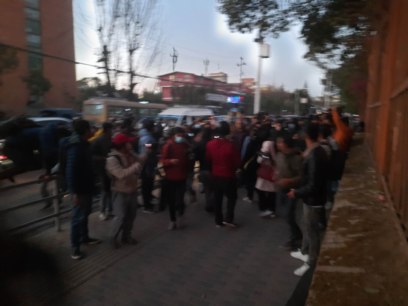 सर्वोच्च गेटमा रवि लामिछानेको पक्षमा नाराबाजी
