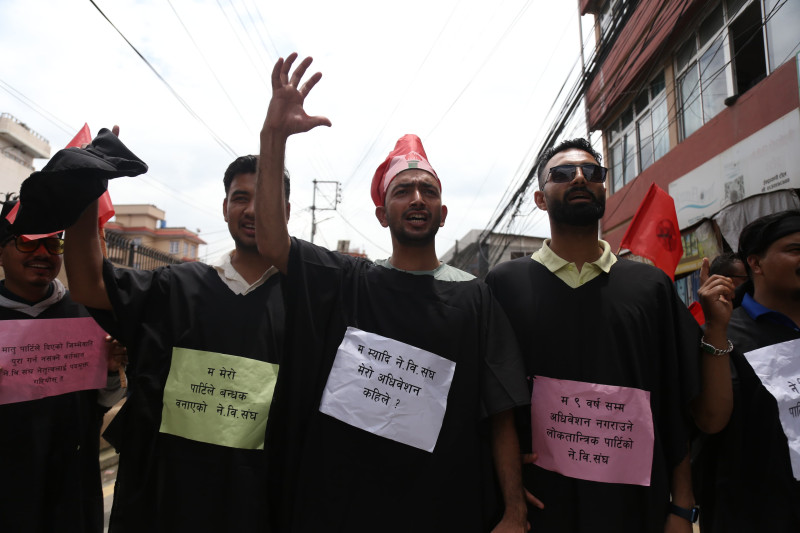 नेविसंघको महाधिवेशन माग गर्दै कांग्रेस केन्द्रीय कार्यालयमा प्रदर्शन (तस्वीरहरू)