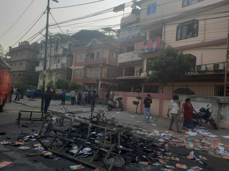 राजावादीहरूले यसरी गरेका थिए नेकपा एसको कार्यालयमा तोडफोड र आगजनी (तस्वीरहरू) 