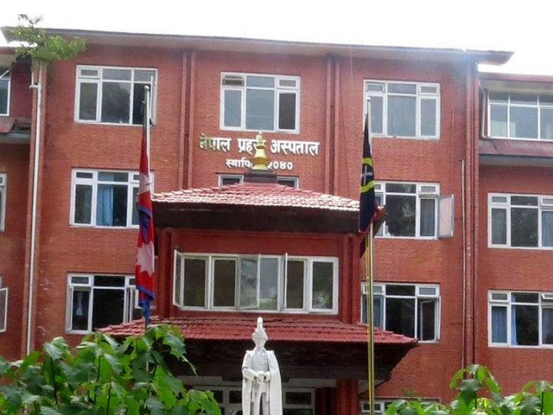 प्रहरी अस्पतालमा खोप लगाउनेको थेग्नै नसक्ने भीड