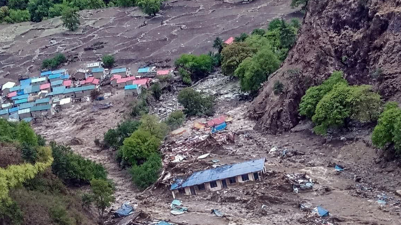 हुम्लामा एक्कासि असिनापानी परेपछि खसेको पहिरोले विद्यालय भवन बगायो