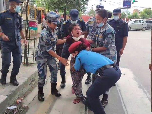 निहारिका प्रकरण : प्रहरी हिरासतबाट छुटेका श्रेष्ठ अदालतमा हाजिर
