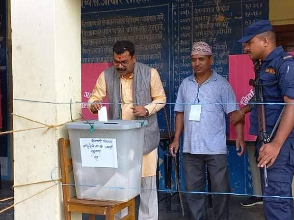 धनगढीका मेयर उम्मेदवार नृप वडले गरे मतदान 