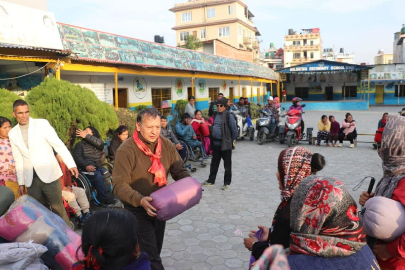 अपाङ्गता भएकाहरूलाई न्यानो कपडा वितरण 