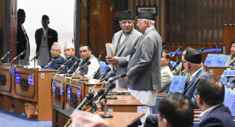ओलीको सत्ता रणनीति : देउवालाई दबाबमा राख्न प्रचण्डसँग हातेमालो
