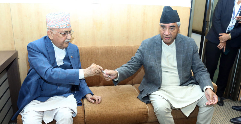 सरकारबारे कांग्रेसभित्र भइरहेको विरोधलाई एमालेले कसरी लिएको छ ?