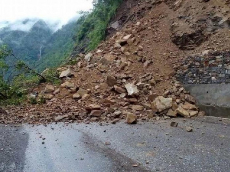 पहिरो खसेपछि भीमदत्त राजमार्ग अवरुद्ध