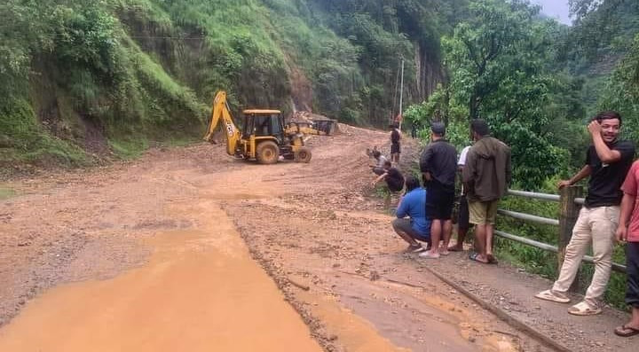 पहिरोका कारण मध्यपहाडी राजमार्ग र कालीगण्डकी करिडोर अवरुद्ध
