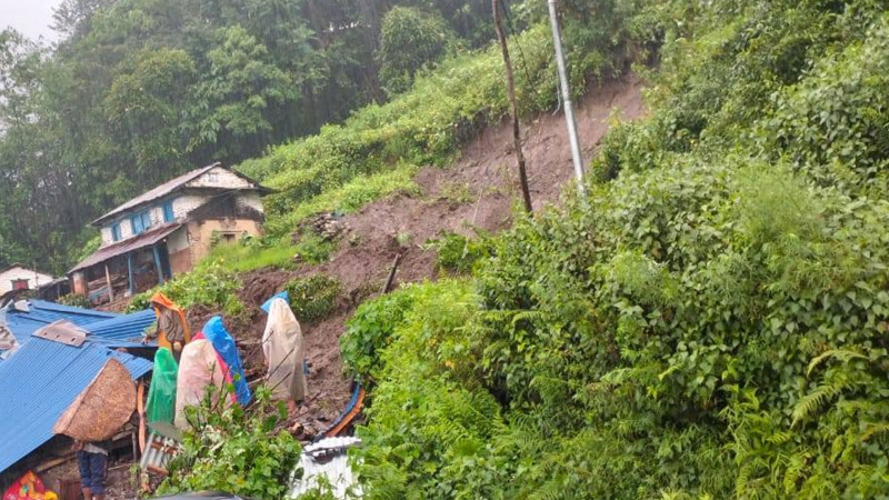 ताप्लेजुङ पहिरोमा दुई घर पुरिए, दुई जना बेपत्ता