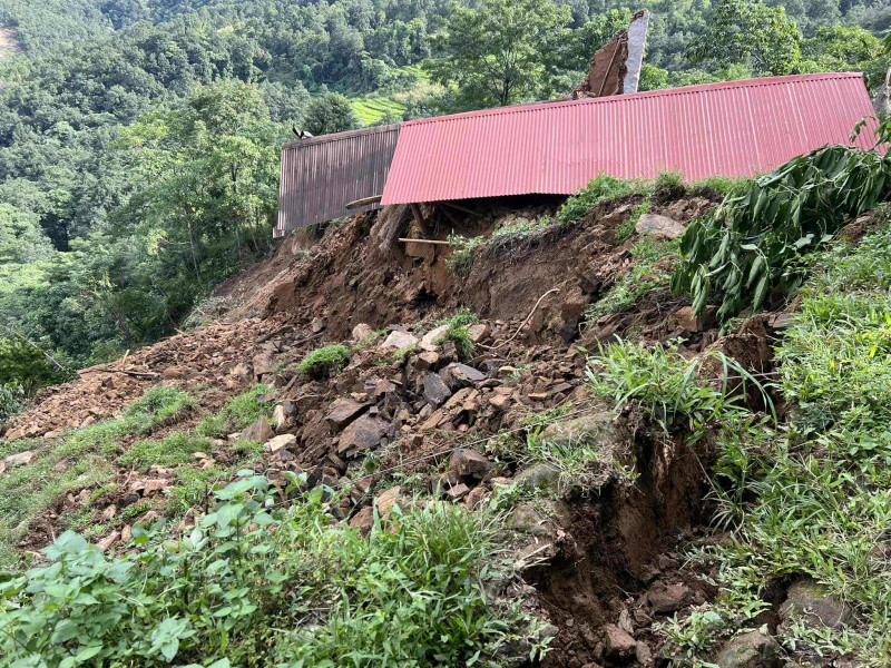 सोलुखुम्बुमा पहिरोका कारण दुई वडा कार्यालय जोखिममा, ११ परिवार विस्थापित