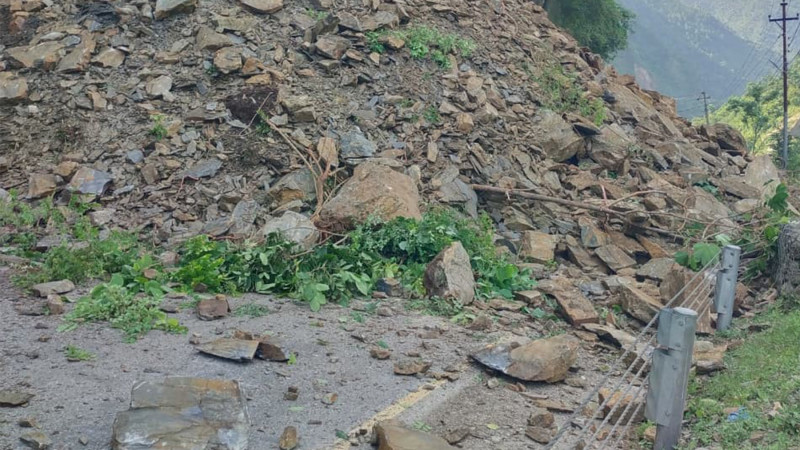 पहिरोले नारायणगढ–मुग्लिन सडक अवरुद्ध, खुल्न कम्तिमा दुई घण्टा लाग्ने