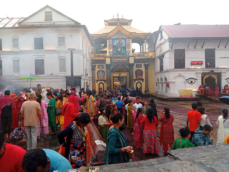 झरीको वास्ता नगरी शिवालयमा भक्तजन, पशुपतिनाथमा बिहानैदेखि घुइँचो