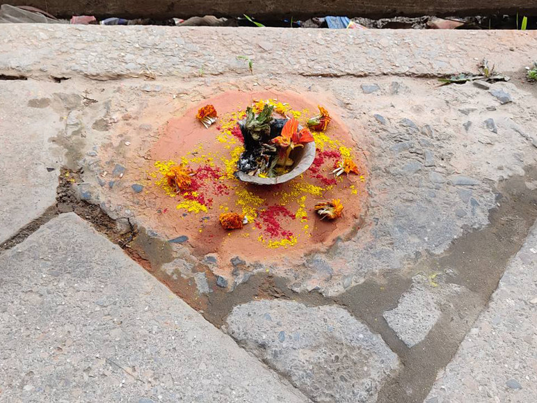 विरोधाभासपूर्ण त्यो इँटाको पिखालाखु