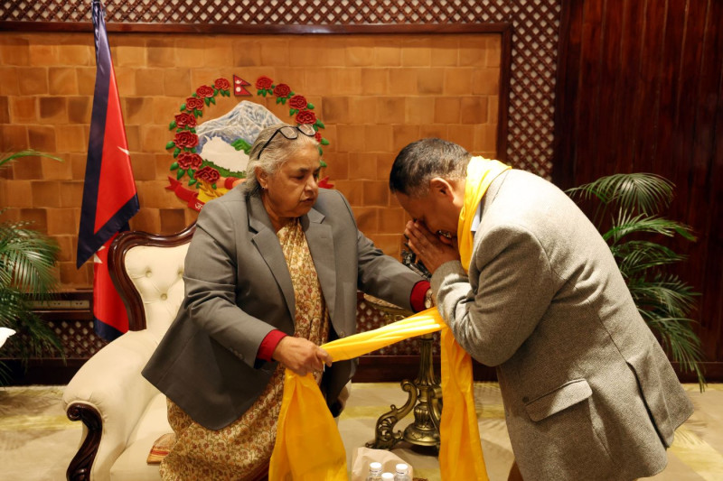कुलमानले बुझाए राजीनामा, प्रधानमन्त्रीले खादा ओढाएर गरिन् बिदाइ