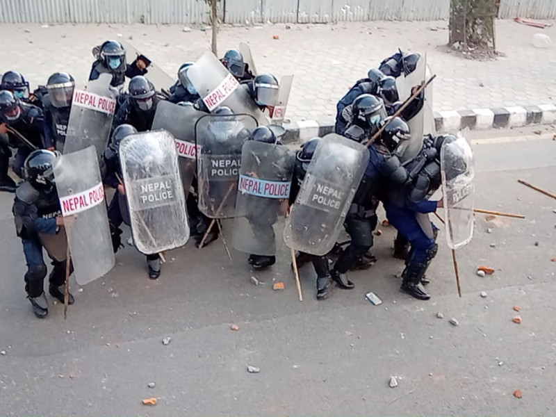 प्रहरीमाथि आन्दोलनकारीको ढुंगामुढा (भिडियो)