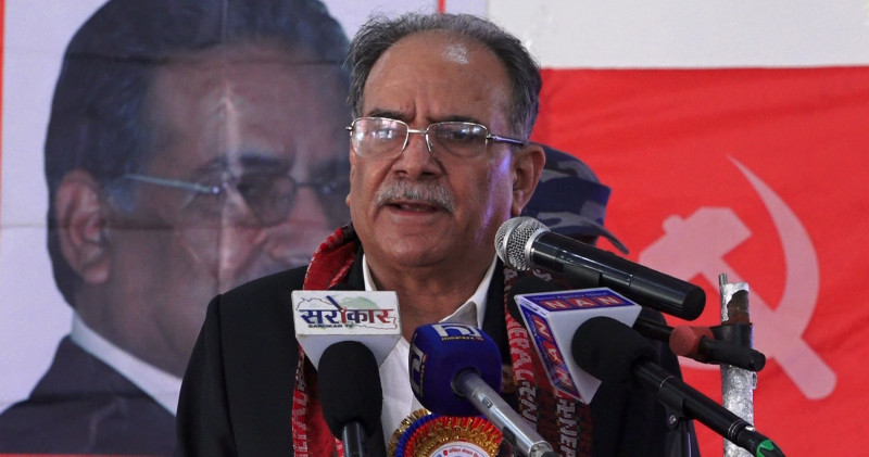 प्रचण्डले राष्ट्रिय आधारभूत विद्यालयको मतदान केन्द्रबाट भोट हाल्दै, त्यसपछि गोरखा जाने