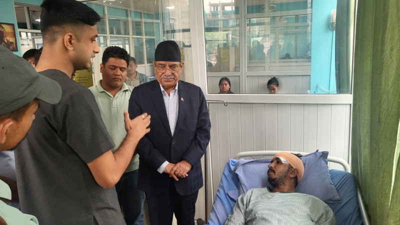घाइते विद्यार्थी नेतालाई भेट्‌न अन्नपूर्ण न्यूरो अस्पतालमा प्रचण्ड
