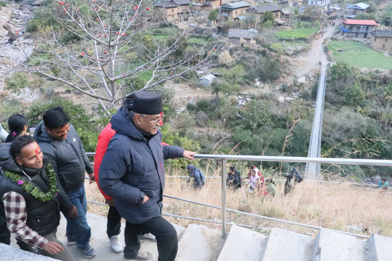 हेलिकोप्टर चढेर रुकुम पूर्व पुगे प्रचण्ड