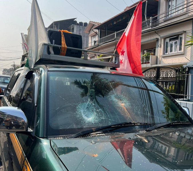 चितवन २ का कांग्रेस उम्मेदवार उमेश श्रेष्ठको गाडी तोडफोड 