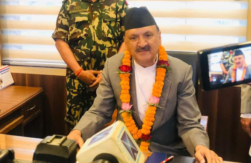 पदभार ग्रहणपछि अर्थमन्त्री महतको प्रतिबद्धता- बिग्रिएको अर्थतन्त्रलाई सुधार गरेरै छाड्छु 