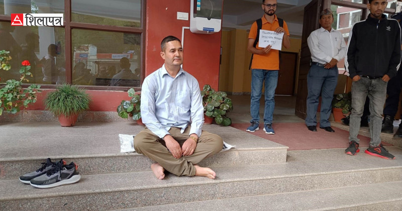 तीन वर्ष अदालत धाए,  न्याय पाएनन्, रूँदै अनशन बसेका उपप्राध्यापक चलाउने