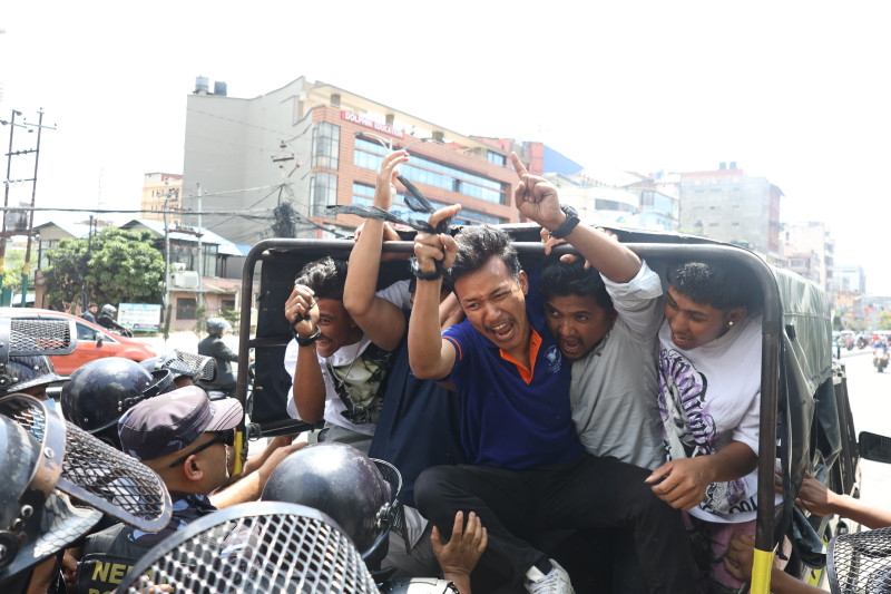 रेविकालाई न्याय माग्दै प्रदर्शनमा उत्रेका विद्यार्थीमाथि प्रहरीको धरपकड, आठ जना पक्राउ (तस्वीरहरू)