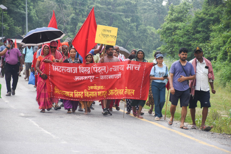 लालबन्दीबाट काठमाडौंतर्फ अघि बढ्यो मिटरब्याजविरुद्धको ‘पैदल न्याय मार्च’ (तस्वीरहरू)