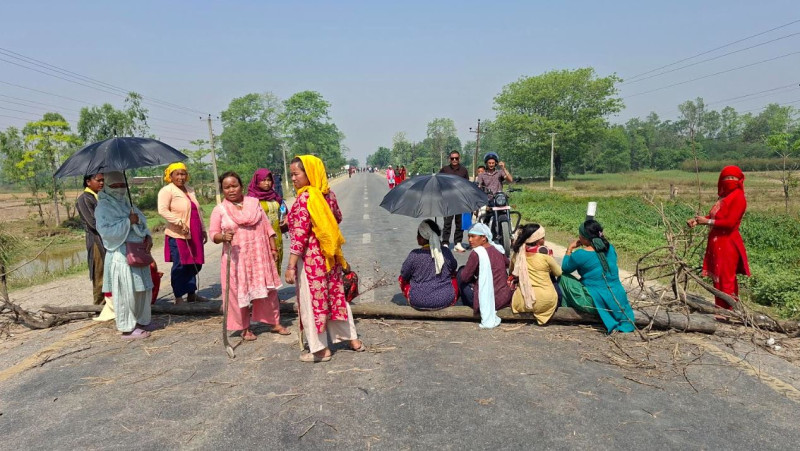 कैलालीमा हाइसको ठक्करबाट दुई जनाको मृत्यु भएपछि स्थानीयले गरे पूर्व–पश्चिम राजमार्ग अवरुद्ध