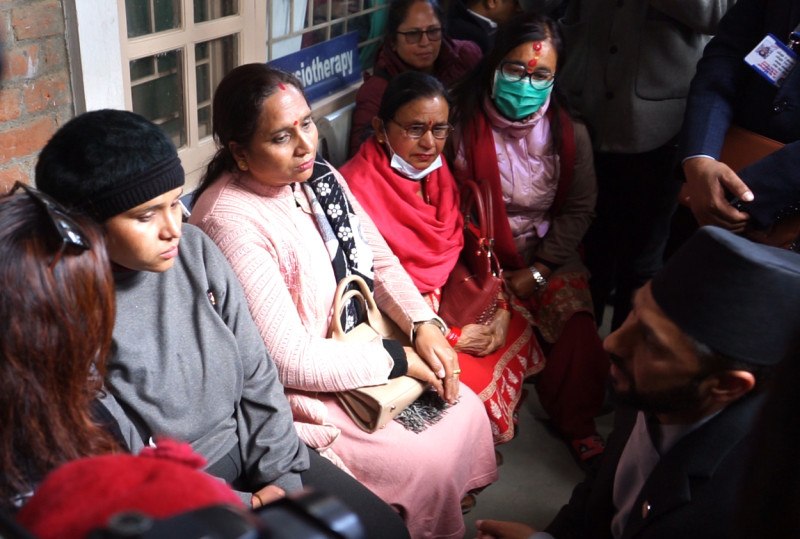 प्रेम आचार्यका परिवारलाई भेटेर गृहमन्त्री लामिछानेले भने- उहाँले उठाएका मागको छानबिन हुन्छ 