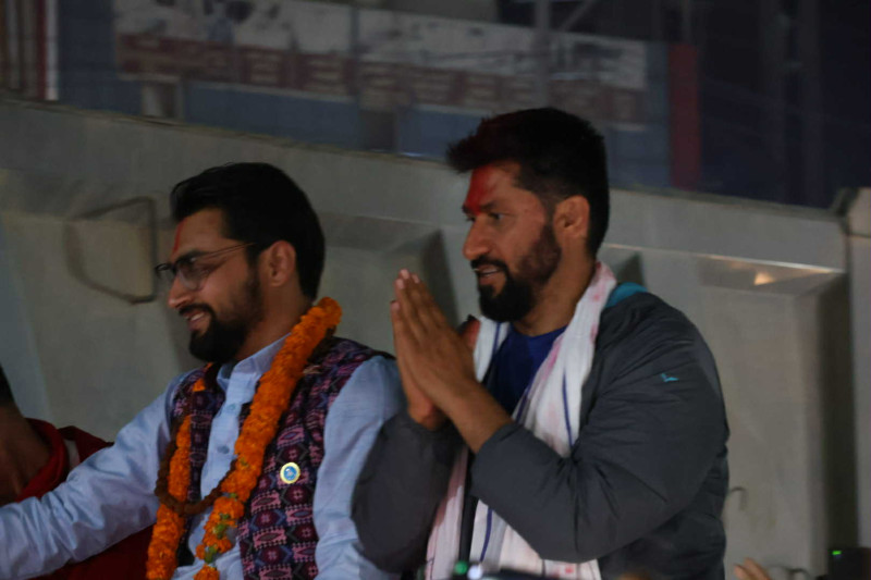 बुटवलमा रविको क्रेज : ३ घण्टा कुरेका समर्थकलाई सम्बोधन नगरी अघि बढे