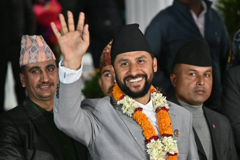 रवि लामिछानेको छलाङ : टीभी प्रस्तोता छाडेर ६ महिनामै उपप्रधान  तथा गृहमन्त्री