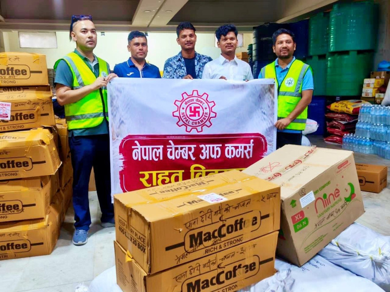 रसुवाका बाढीप्रभावित परिवारका लागि चेम्बरको राहत सामग्री सहयोग