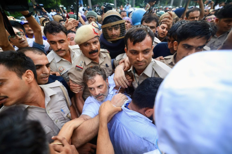 भारतमा प्रधानमन्त्री निवासअगाडि प्रदर्शन गर्ने क्रममा राहुल गान्धीसहित विपक्षी नेताहरू पक्राउ
