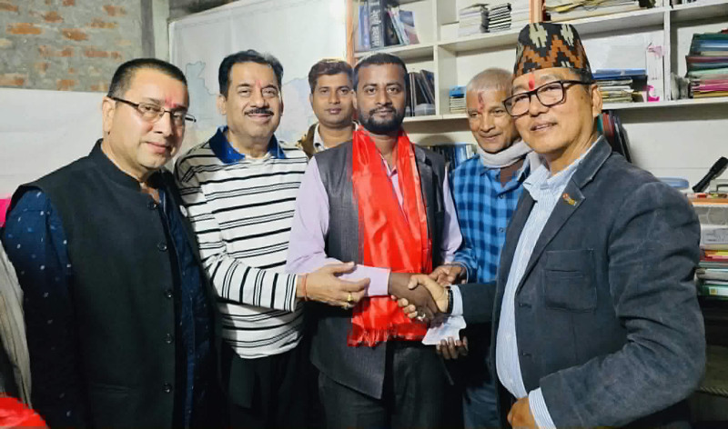 सप्तरीमा सीके राउतको पार्टीका केन्द्रीय नेताहरू राप्रपामा प्रवेश, लिङ्देनले गरे स्वागत 