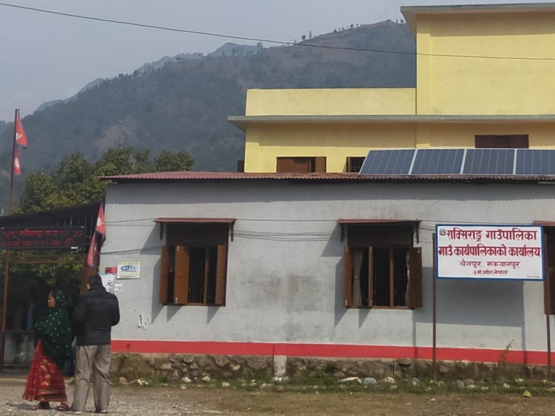 कोरोनाविरुद्धको खोप लगाउन तर्किरहेको चेपाङ समुदायको घरघर पुग्दै स्वास्थ्यकर्मी  