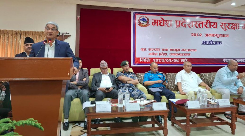 प्रहरीलाई गृहमन्त्री लेखकको निर्देशन- सीमा क्षेत्रमा बढ्दै गएको अपराध नियन्त्रण गर्नू