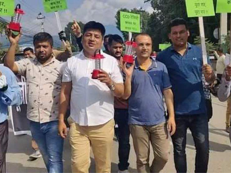 आन्दोलनरत लगानीकर्ता भन्छन् : ४/१२ नीतिबाट ब्याक भए सेयर बजारमा `बहार´