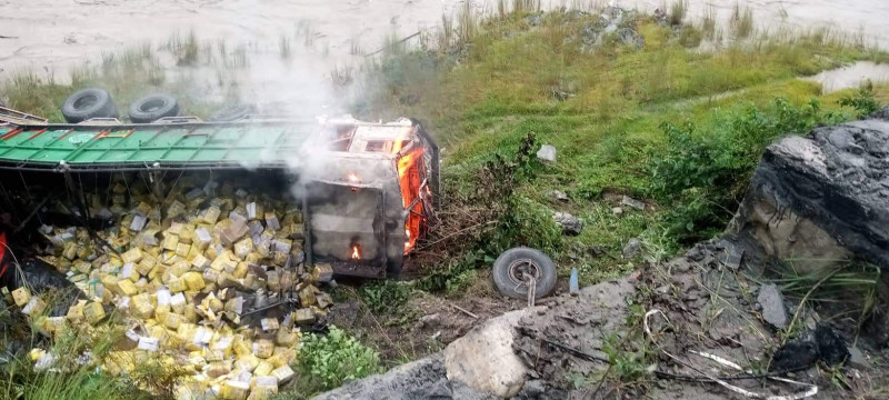 खाने तेल बाेकेर काठमाडाैं आइरहेकाे ट्रक  जरेखेतमा दुर्घटना