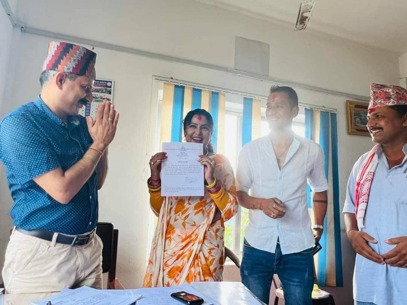 रेखा थापाले दर्ता गराइन् उम्मेदवारी, रंगमञ्चपछि राजनीतिमा सफल हुने दाबी