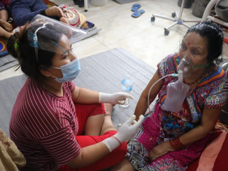अस्पतालमा आफन्तको रोदन : अक्सिजन आएको खबर मात्र सुन्यौँ, बिरामीलाई छैन